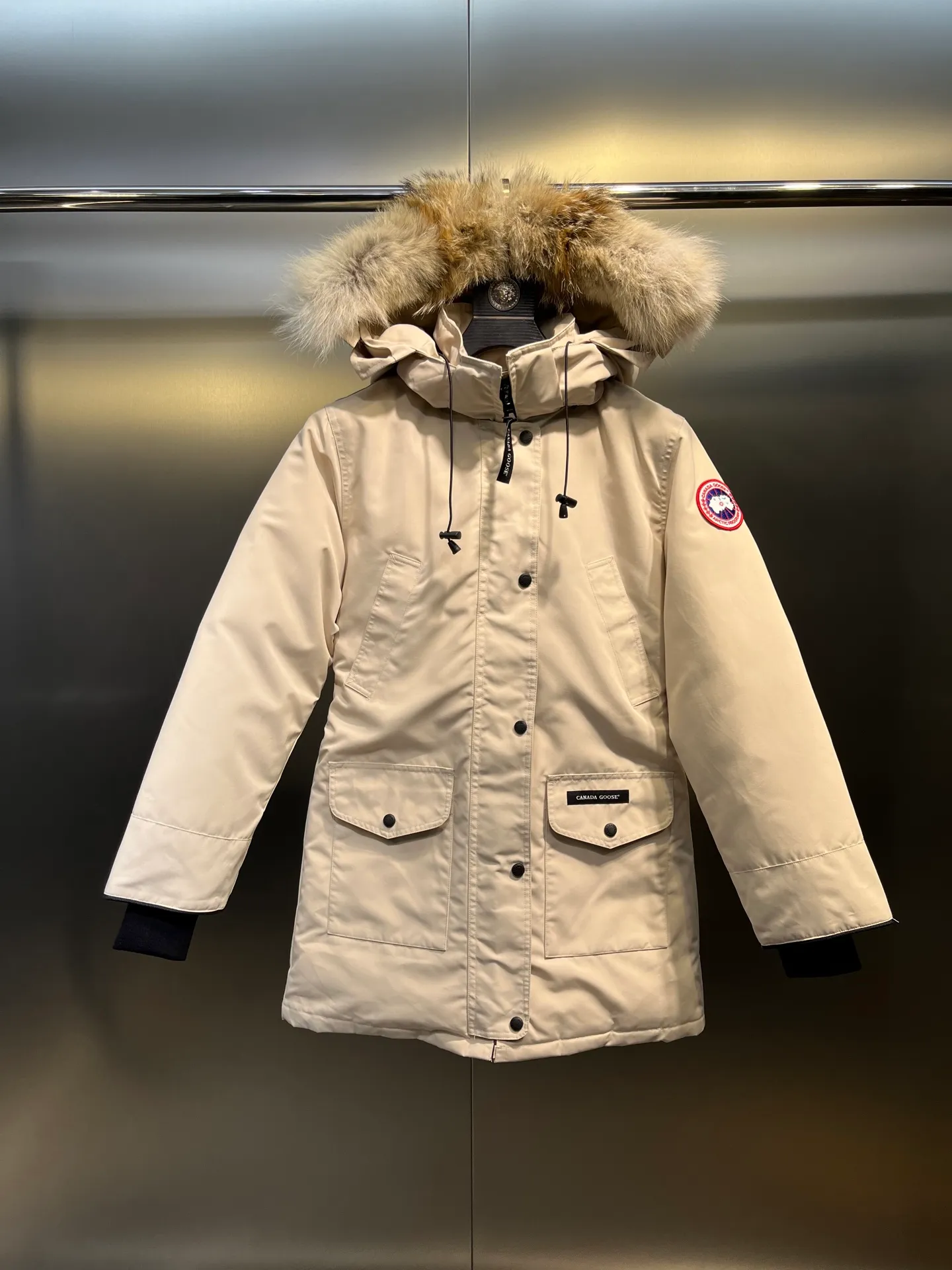 P840 Canada goose🌟 Canada Goose 07 models All in stock, 6 colors, I will never stop stocking this winter All original factory customization All details strictly required have been corrected since the beginning of this year Detachable fur collar! The workmanship and wiring are very straight! A big goose is enough for a winter. Size: 1. 90% white duck down from a conscientious manufacturer (some people brag about their own goose down, please search it on your own. Goose down is warmer and less fluffy than duck down, so good down jackets are all white duck down. There is no such thing as white goose down) 2. Upgraded fabrics with moderate hardness, waterproof, windproof and anti-fouling (Arctic Tech fabrics imported from South Korea are not comparable to fabrics dyed by some small workshops) 3. YKK No. 10 authentic zippers (Japanese customized YKK zipper, silky smooth, not stuck, officially designated) 4. Western Canadian wolf hair (Wolf hair is divided into eastern, central, and western. Western wolf hair is light in color, dense, and has good thermal insulation effect. It is the genuine Canada Goose grade) Let’s analyze and explain some details of the production 1. First, sew the liner and then fill it with down (some small factories and small workshops first fill it with down and then sew) Why? The technology is not up to par and the hardware conditions are not enough! ! ! For this step alone, we need to spend more time and money. 2. Filling the inner tank with down. We are all down filling machines to ensure that the down weight of each pill is the same. There is a video (small factory, small workshop is stuffed by hand). Why? The hardware conditions are not enough. A machine costs more than 100,000 yuan. Small factories simply cannot buy it. This means that the weight of the down in each liner cannot be guaranteed, and the warmth of high-end down jackets cannot be guaranteed. 3. For the needles of the sewing machine, we all use the top-notch No. 7 needles (small factories all use No. 10 needles). The finer the needle, the finer the needle eye, which reduces the risk of velvet and velvet running. 4. Wolf fur collar We are all spliced in whole or in large pieces (small factories mostly use broken pieces) The warmth retention of wolf fur is very good, but the splicing of scraps cannot guarantee the warmth. Color: Black, white, gray camouflage, sci-fi blue camouflage, green camouflage, sky blue, dark blue, cool gray, red. Professional Canada goose producers, we are enough this winter! We would like to sincerely thank everyone who buys our down jackets!  size：xs-xl